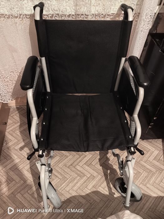 Инвалиден стол в перфектно състояние, без следи от употреба.