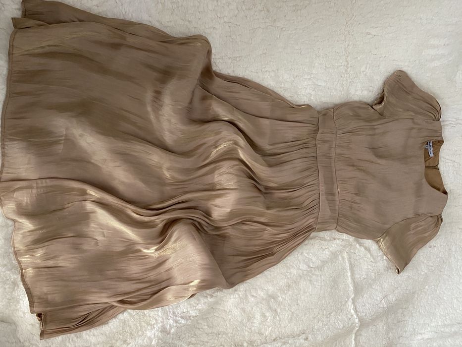 Вечернее платье золотистого цвета