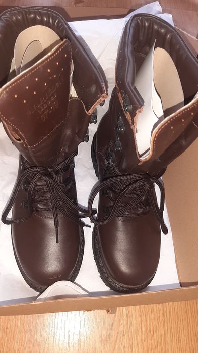 Bocanci militari noi.