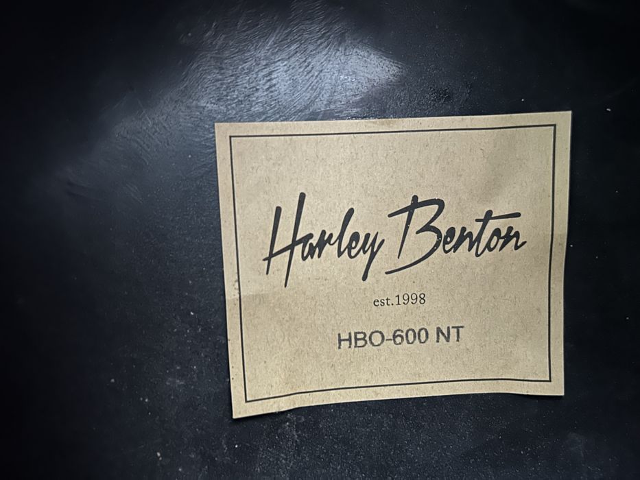 Harley Benton gat rupt