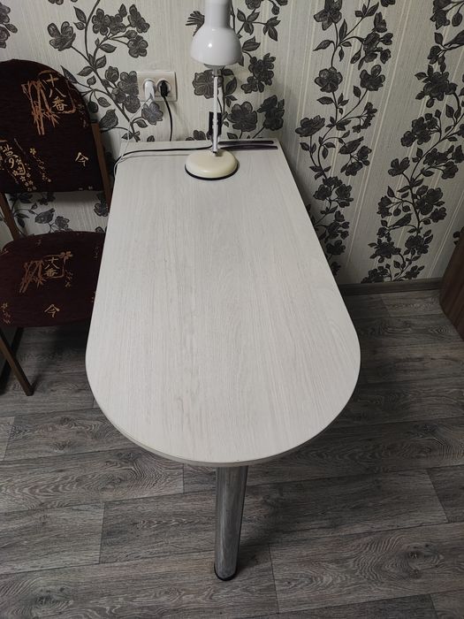 Маникюрный столик