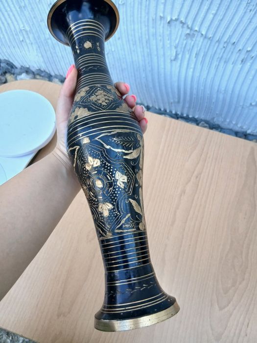 Бронзова ваза с гравюри цена 45лв