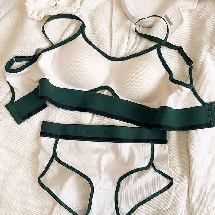 Ayollar pijama va ichki kiyimlari