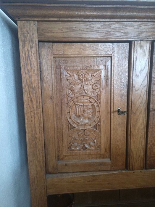 Dulap / bufet vechi sculptat manual – stil neo-renascentist