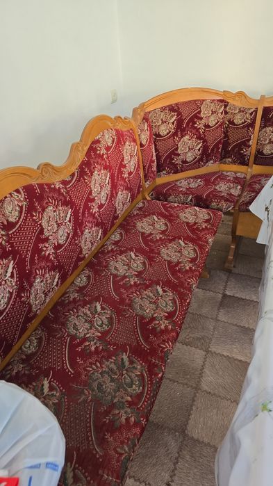 Стол и кухонный уголок диван