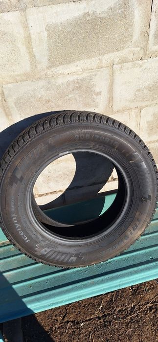 Продам 2 шины зимние шипованные