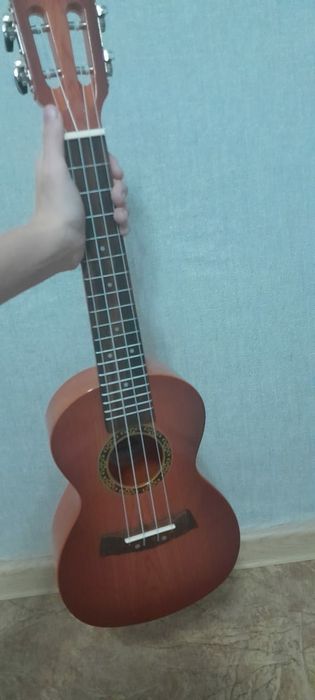 Продам укулеле срочно
