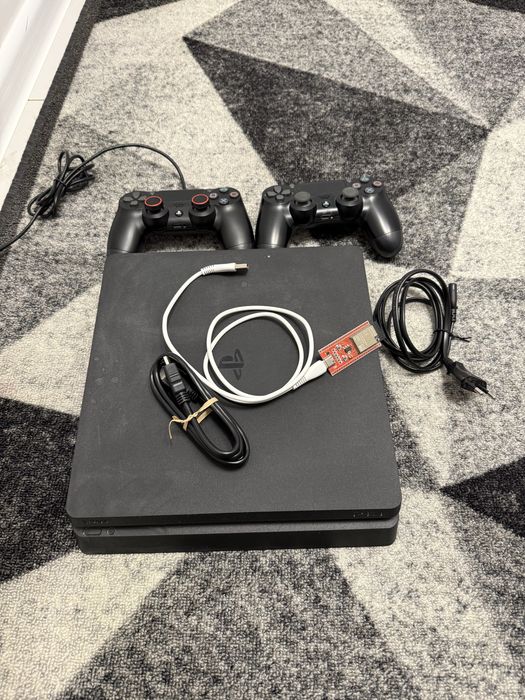 Продавам PlayStation 4-Slim