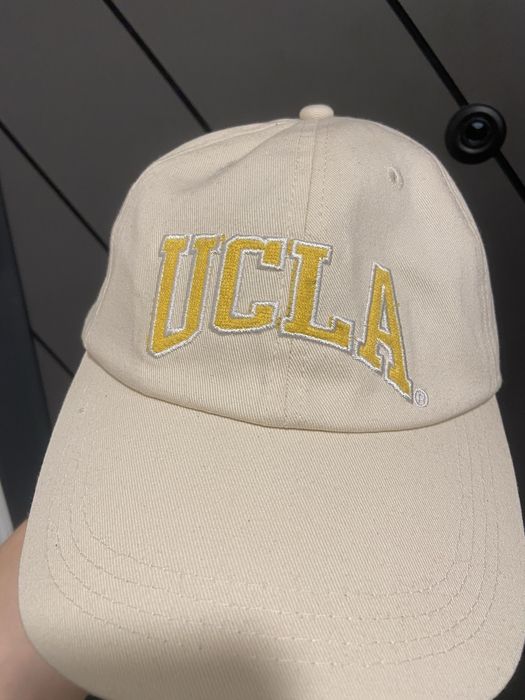 Нова Шапка с Козирка - UCLA на Bershka