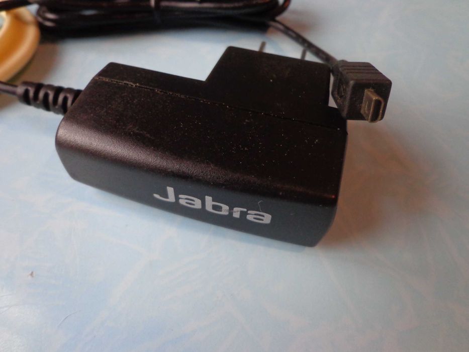 Зарядники разные для разных устройств.