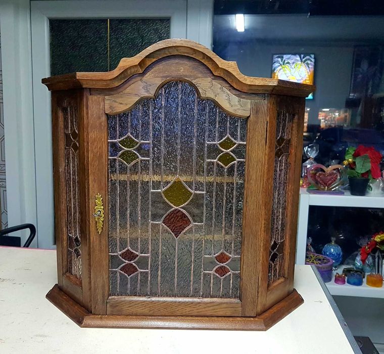 Уникална стенна витрина с ръчно изработен витраж и осветление