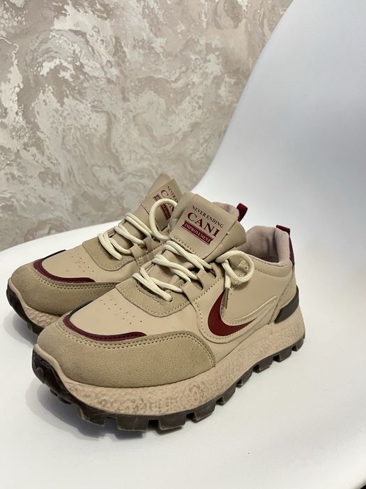 продаю женсукю обувь