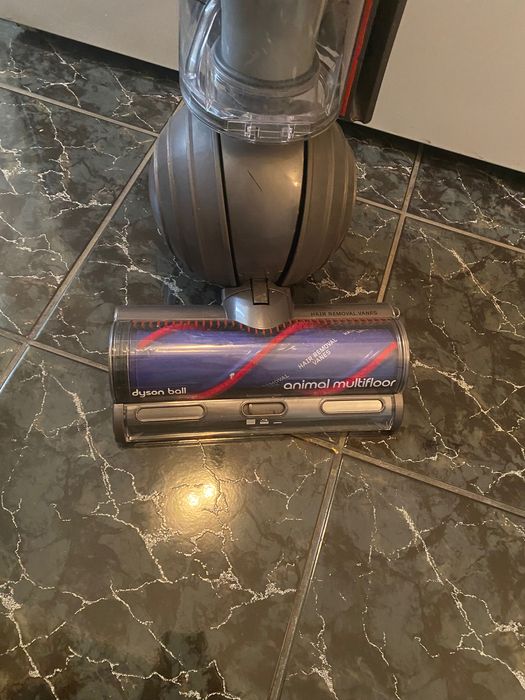 Aspirator vertical fara sac Dyson