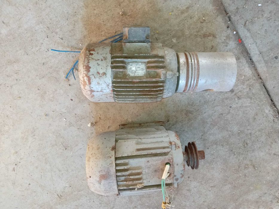 Vand doua motoare electrice 220/380v