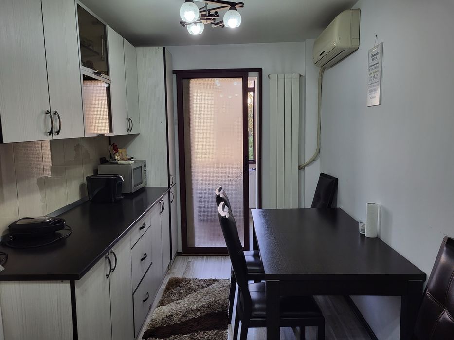 Inchiriez apartament cu 2 camere.