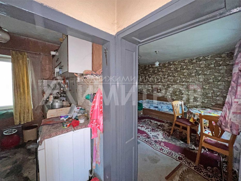 Продава напълно самостоятелна къща с двор в гр. Нови пазар в Добруджанския квартал на града.