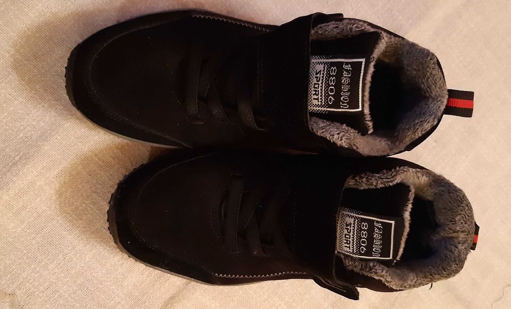 Продавам  нови зимни юношески обувки