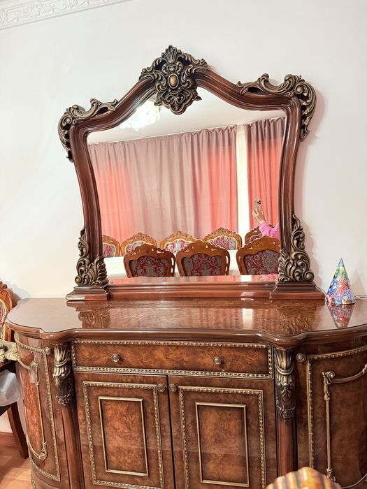 Комод с зеркалом  и шкаф витрина