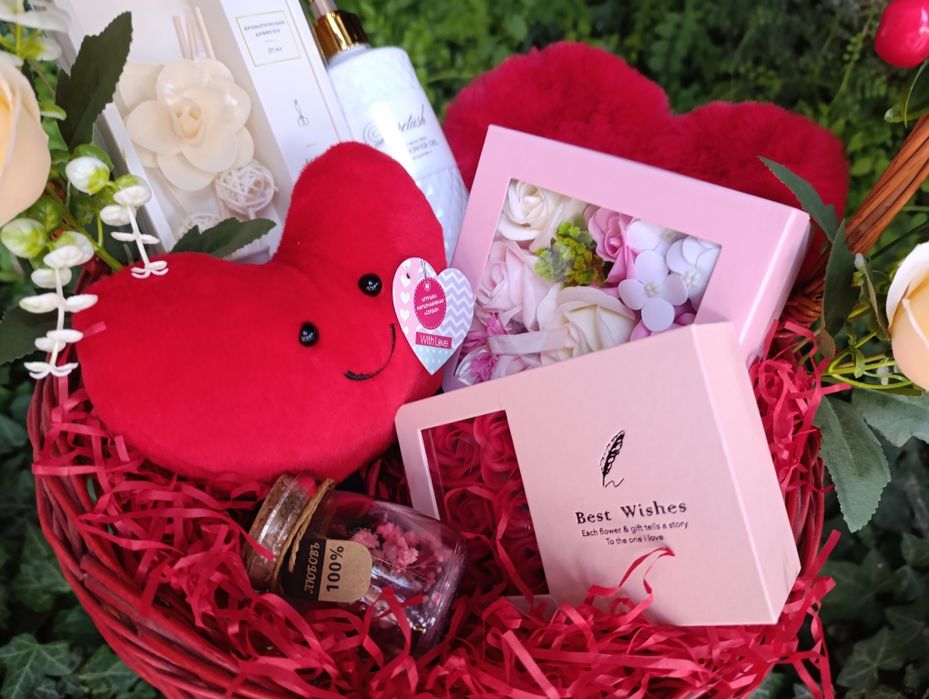 Подарочный бокс -корзинка с Пандорой браслетом для девушки