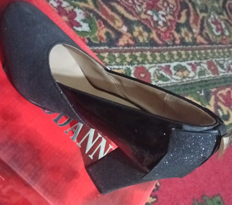"Ayollar poshnali tuflisi sotiladi, DUANN, 36 razmer"
