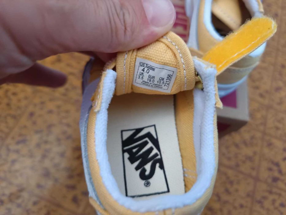 Чисто нови бебешки кецове Vans, с кутията! Размер: 19.