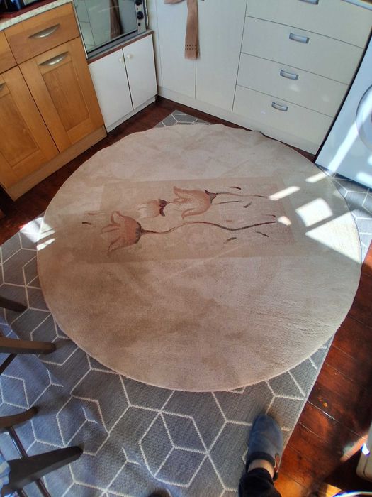 кръгло килимче/бежаво