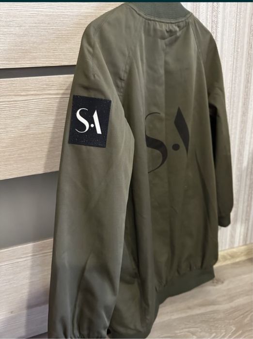 Подростковый бомбер на девочку