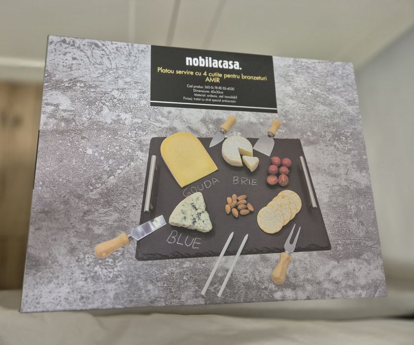Platou servire cu 4 cuțite pentru brânzeturi