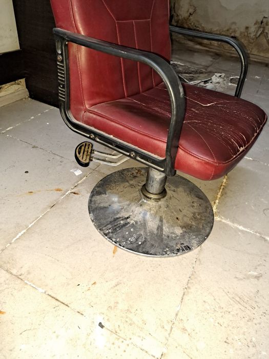 Продам кресло и столы для парикмахерской