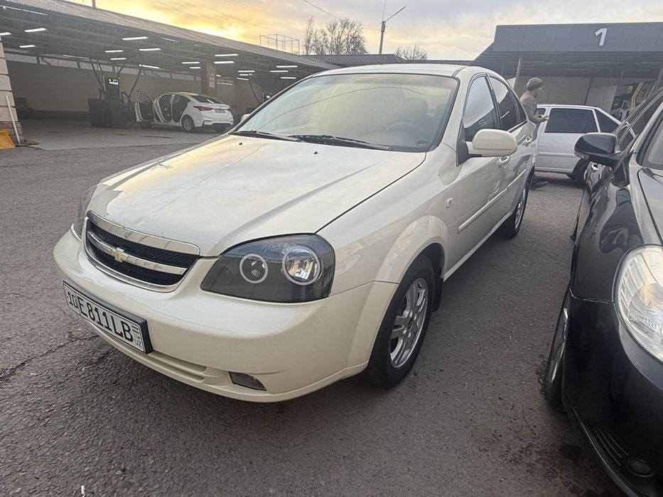 Lasitti 2010 yil qaymoq rang