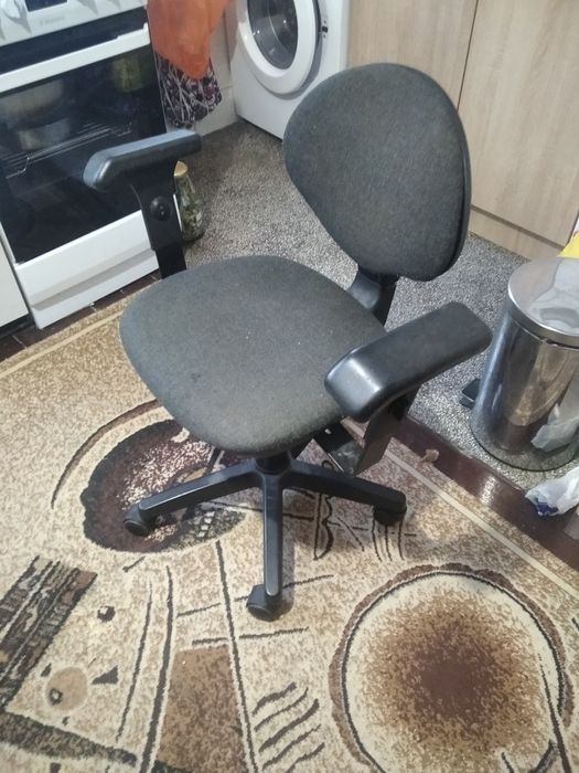 Няколко офис стола