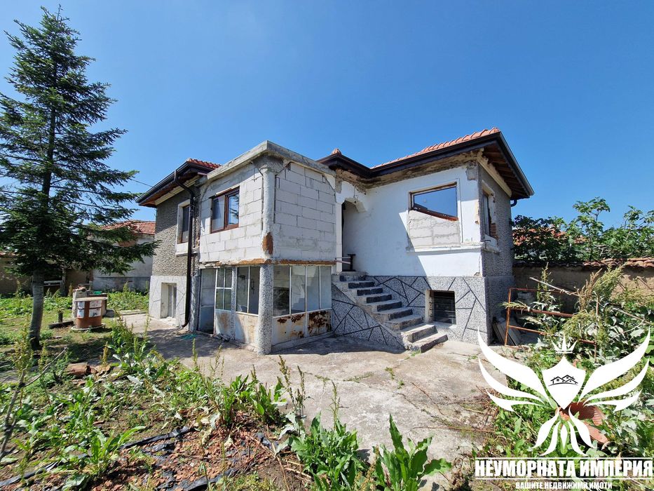 Двуетажна къща 160РЗП с голям двор 1250кв. двор в село Избеглии