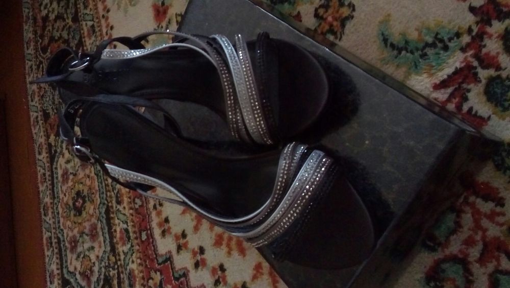 Продам босоножки