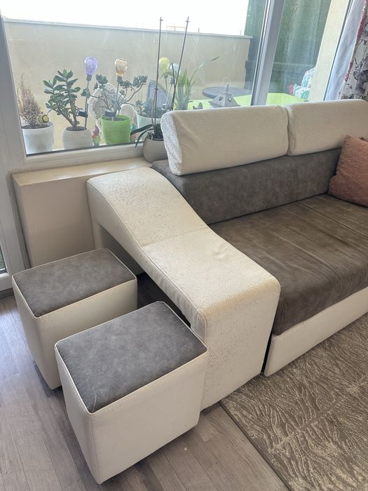 Диван с две табуретки