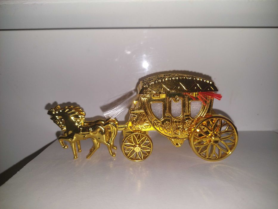 Caleasca trasura cu caluti cutie bijuterii aurie