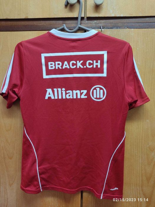 Тийнеджърски спортни дрехи в отлично състояние-фанелки, суичъри и др.