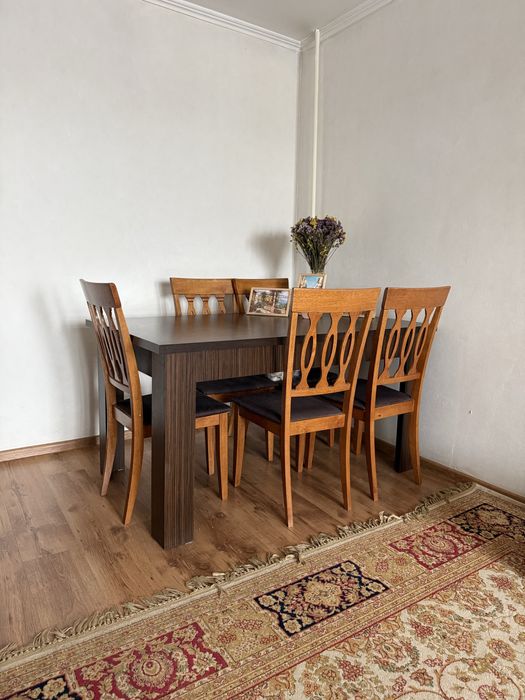 Обеденный стол в комплекте с 6 стульями.