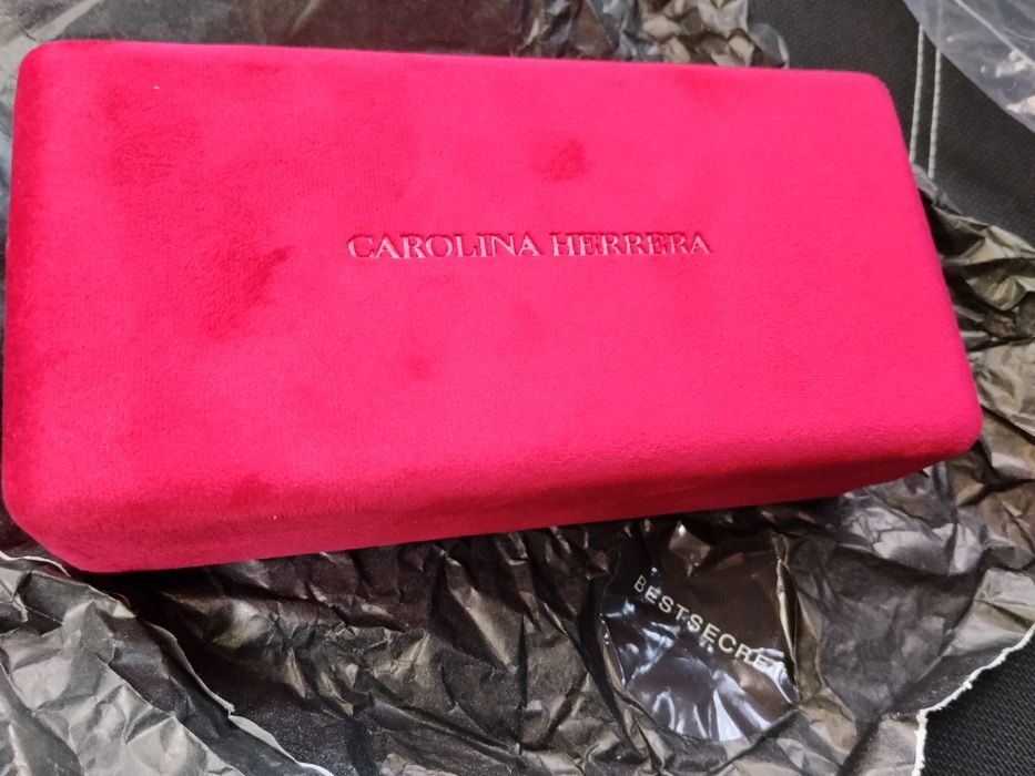 Ochelari de soare Carolina Herrera 
Trimit și în țară.