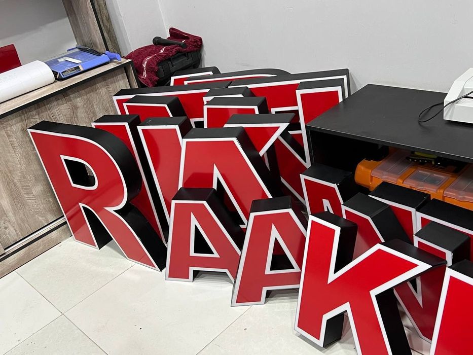 Tashqi reklama bukva banner arakal