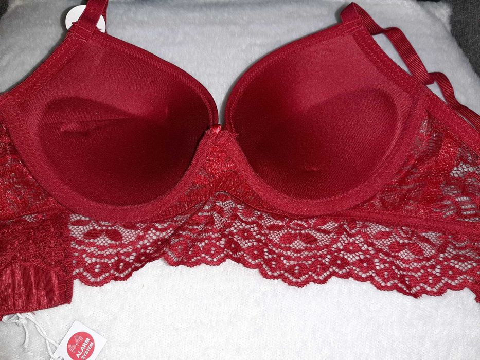 Sutien superb cu dantela prelungita NOU