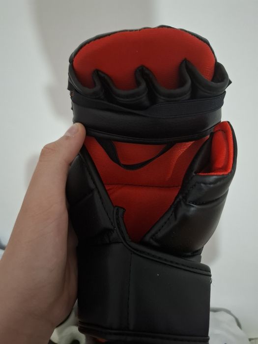 Manusi de box pentru sac