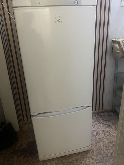 Холодильник работает