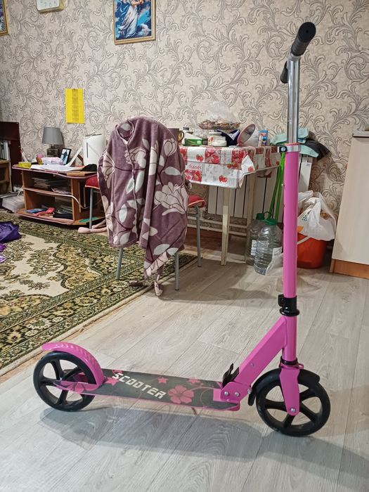 Продам почти новый самокат,за 16,покупали летом