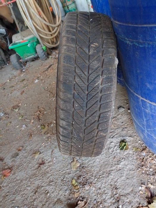 Vând anvelope de iarna cu genti Ford fiesta