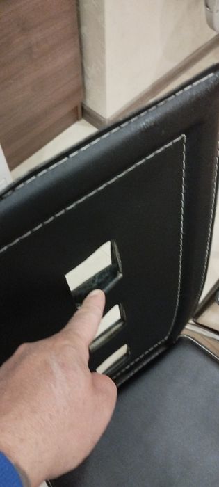 Продавам стъклена маса с четири стола