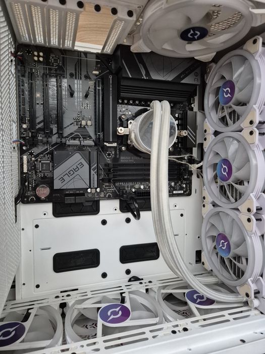 Placa de baza Gigabyte B650 Eagle + procesor Ryzen 5 8400F + cooler Aqirys 360