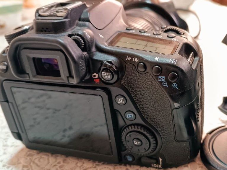 Canon 80 d holati klas 3ta batarika, 64 xotirachip,chixol remen (tasma