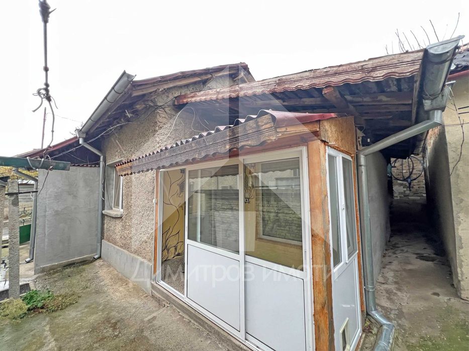 Продава малка, компактна самостоятелна къща с двор гр. Нови пазар.
