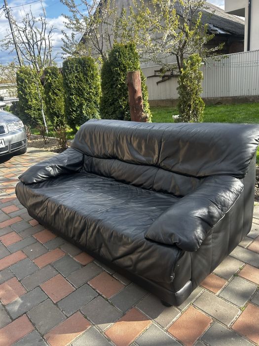 Canapea neagra din piele