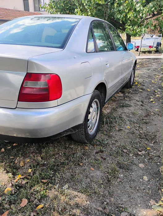 Audi A4 2.6 6-цилиндров двигател